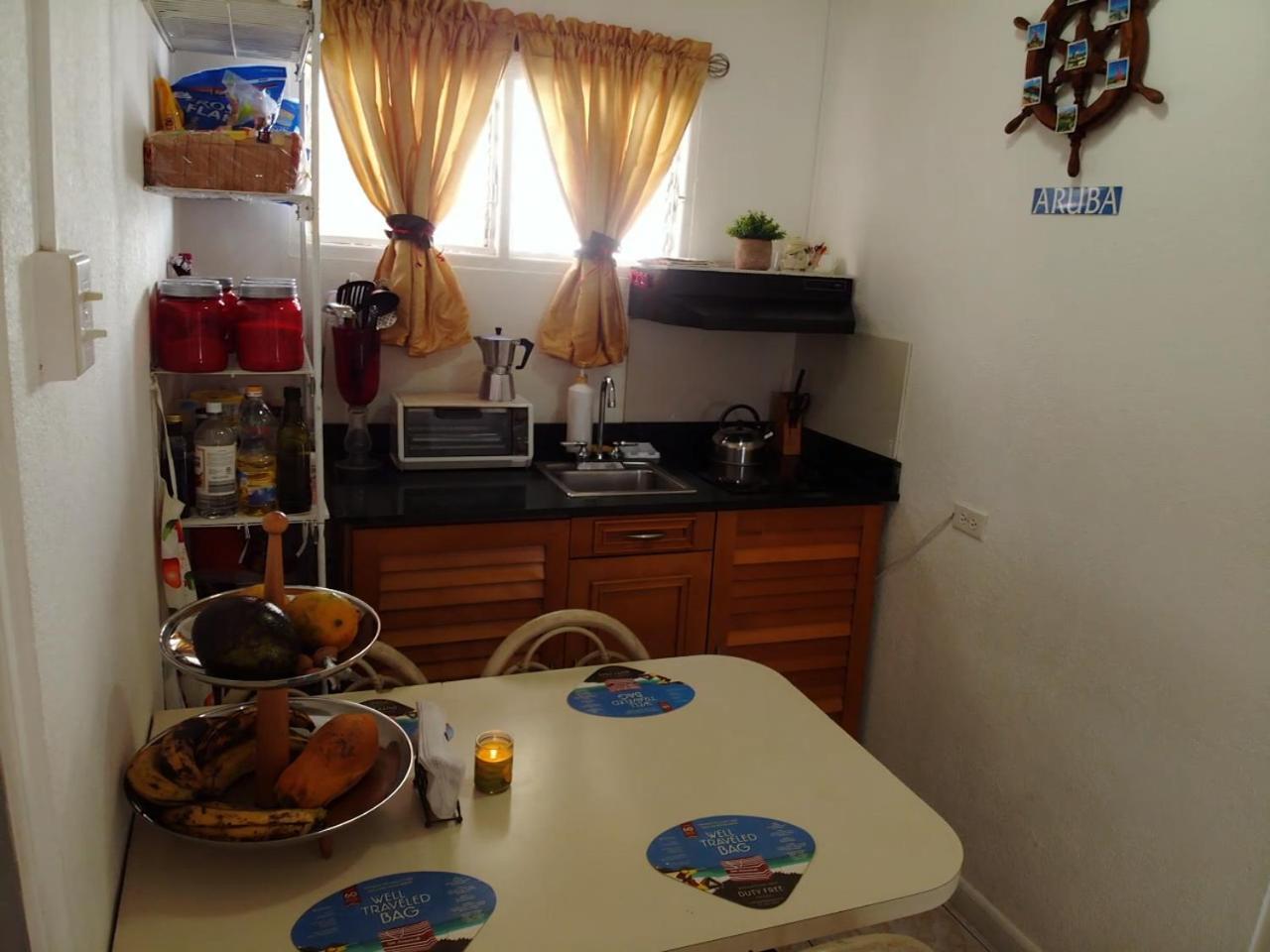 Hostel Room Aruba Oranjestad Bagian luar foto
